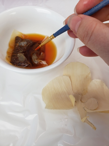 Dip a thin brush in the tea Dip a thin brush in the tea