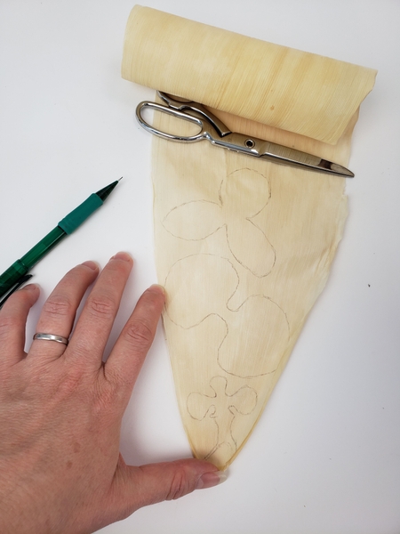 Draw the outlines of the orchid on the husk Draw the outlines of the orchid on the husk