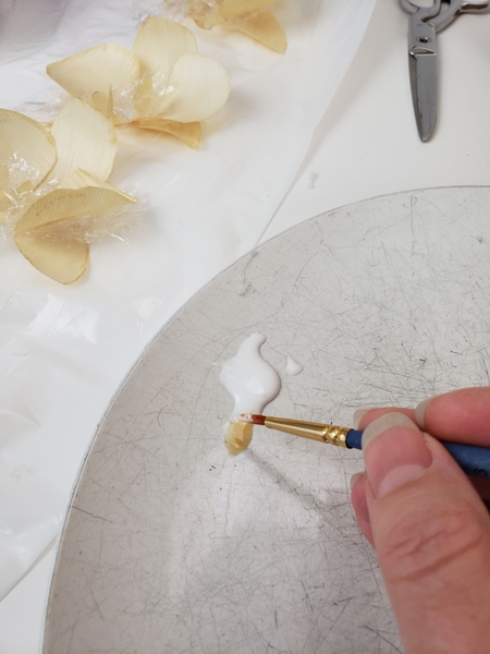 Mix a bit of the tea into the glue Mix a bit of the tea into the glue