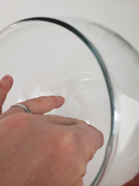 Do you see the ring around the bottom of the vase Do you see the ring around the bottom of the vase