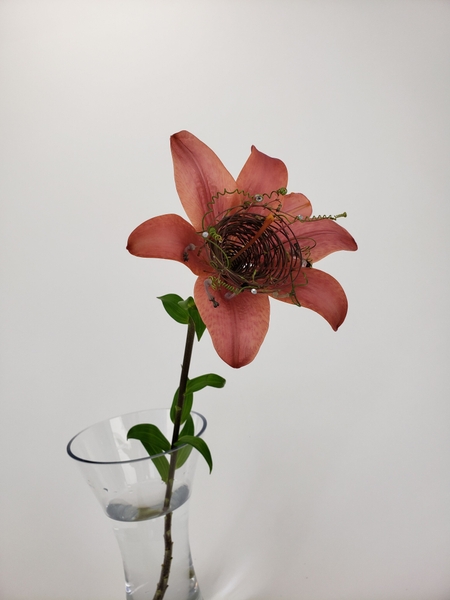 Adding unique details to sustainable flower arrangements Adding unique details to sustainable flower arrangements