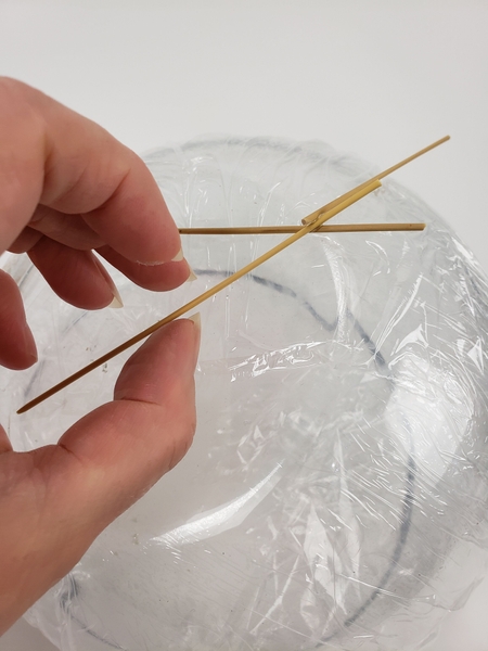 Glue the first reeds to the bowl shape Glue the first reeds to the bowl shape