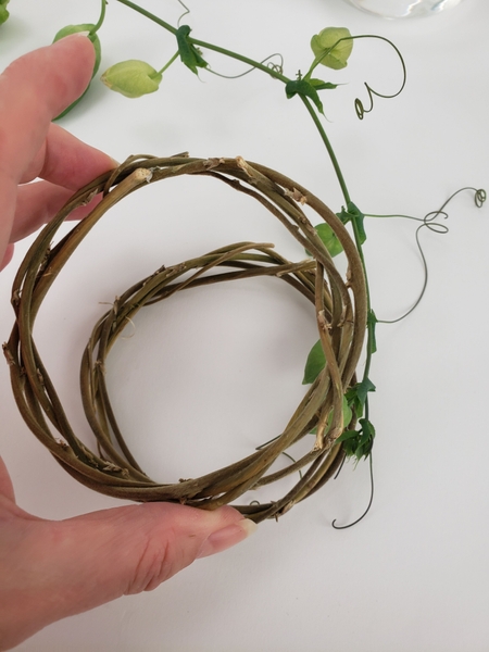 Place the vine tip between two small wreaths Place the vine tip between two small wreaths