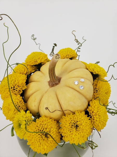 How to place a pumpkin in a floral design How to place a pumpkin in a floral design