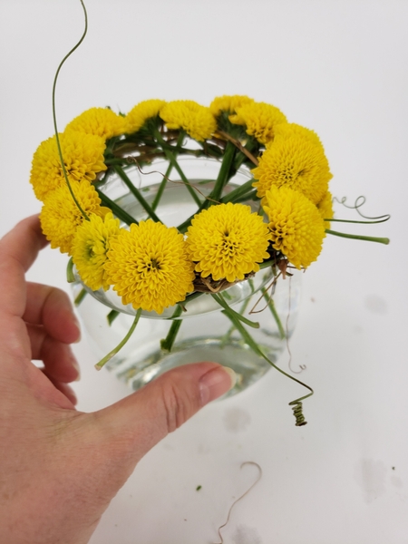 Make sure the stems are in water so that the flowers remain hydrated Make sure the stems are in water so that the flowers remain hydrated