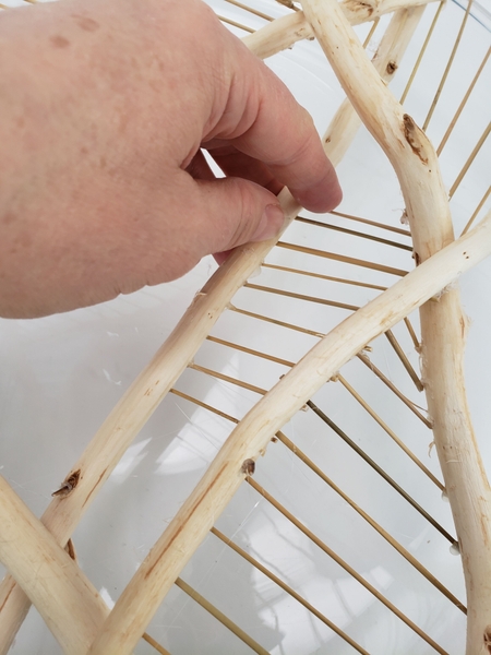 Placing the reeds at twists in the twigs can get a bit difficult Placing the reeds at twists in the twigs can get a bit difficult