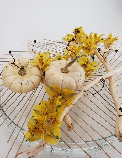 Using only a few flowers to create flower arrangements and floral displays Using only a few flowers to create flower arrangements and floral displays