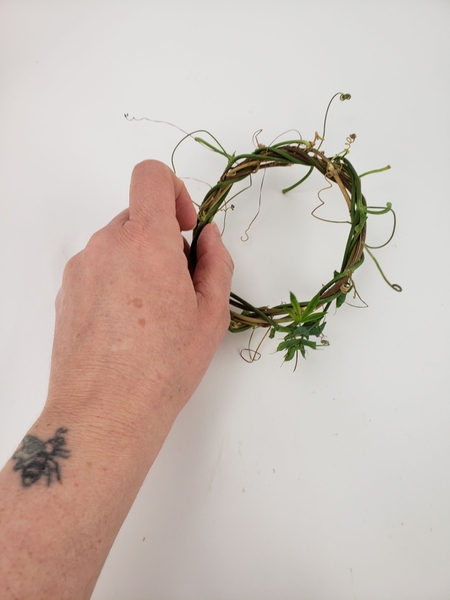 Weave a small wreath Weave a small wreath